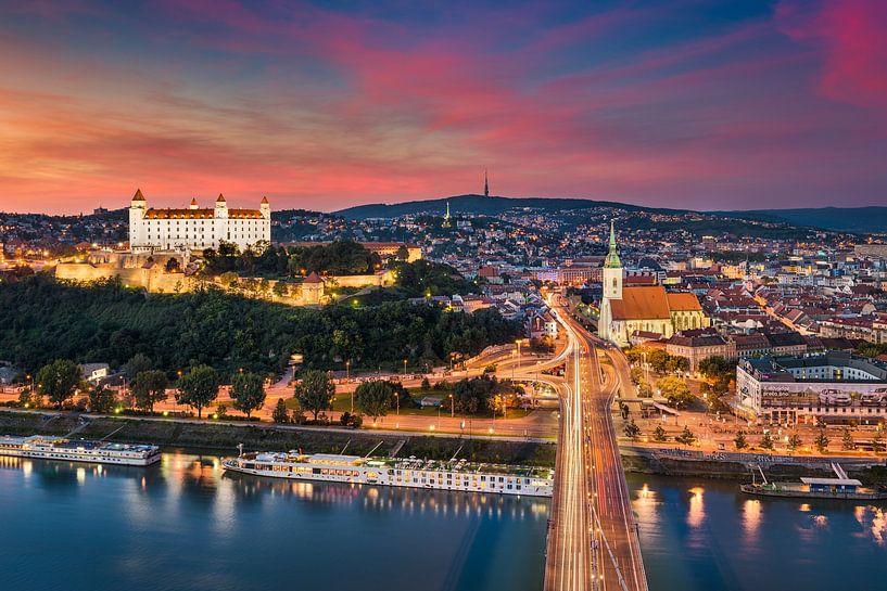 Zonsondergang in Bratislava van Michael Abid