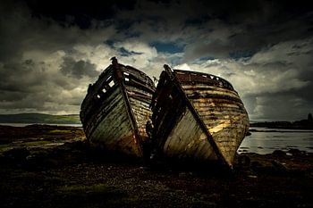 Oude vervallen bootjes langs de kust van Schotland