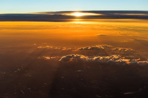 Coucher de soleil au-dessus des nuages