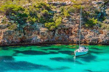 Belle baie avec bateau en Méditerranée sur Alex Winter