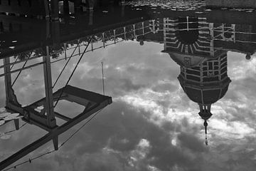 Morse Gate in Leiden in black and white by Simone Meijer