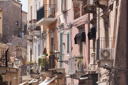 Alte Hausfassaden, Hauptstraße Corso Umberto,, Taormina, Provinz Messina, Sizilien, Italien, Europa,