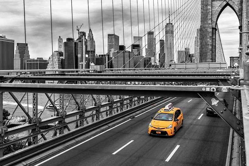 Gelbes Taxi auf der Brooklyn Bridge schwarz-weiß von Natascha Velzel