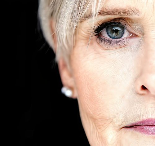 Demi-visage d'une femme âgée avec des rides