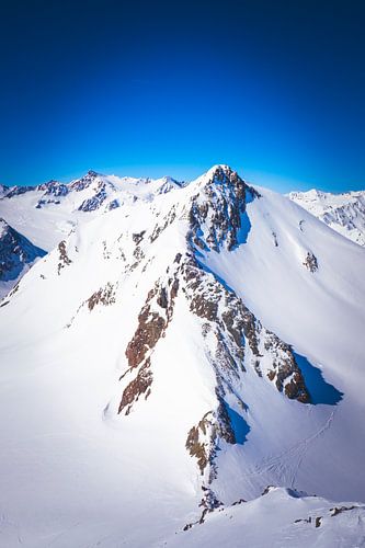 Besneeuwde Tiroler Alpen in Oostenrijk tijdens een prachtige winterdag