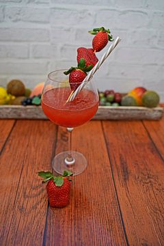 Gin Strawberry Tonic Cocktail in een Glas van Babetts Bildergalerie