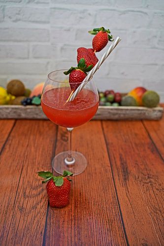 Gin Strawberry Tonic Cocktail in een Glas