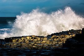 Natuurgeweld - de branding aan zee (Giant's Causeway)