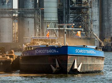 Das Binnenschiff Schroot lädt im Hafen von Amsterdam. von scheepskijkerhavenfotografie