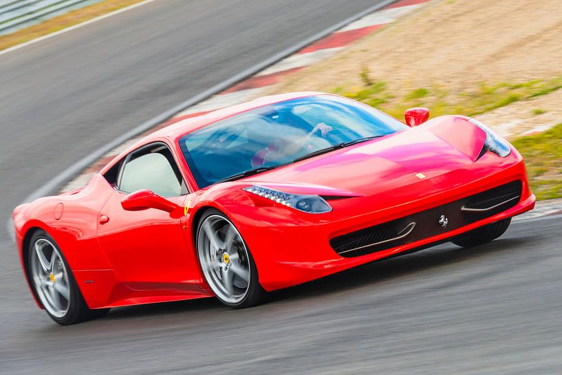 Rode Ferrari 458 Italia sportwagen rijdend op het circuit van Sjoerd van der Wal Fotografie