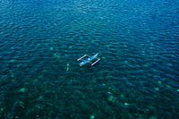 Drone shot van een leeg bootje in de Filippijnen