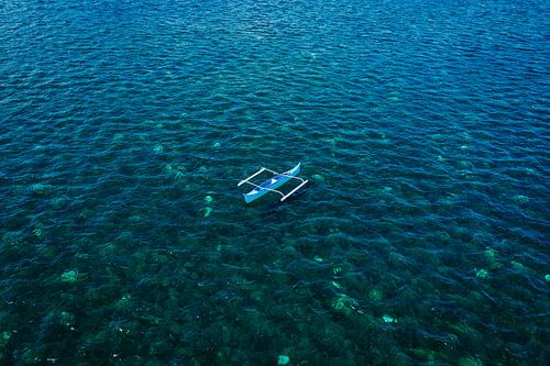 Drone shot van een leeg bootje in de Filippijnen