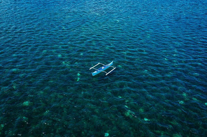 Drone shot van een leeg bootje in de Filippijnen van Roy de ruiter