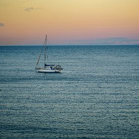 Drijvende zeilboot tijdens zonsondergang van Bjarne Vijfvinkel