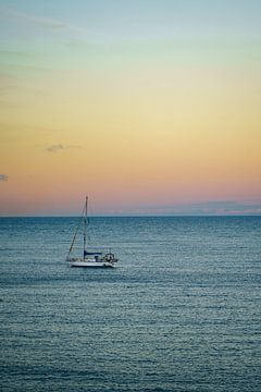 Drijvende zeilboot tijdens zonsondergang van Bjarne Vijfvinkel