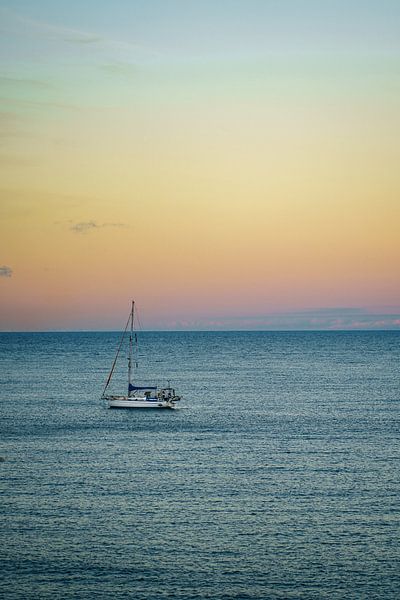 Voilier flottant au coucher du soleil par Bjarne Vijfvinkel