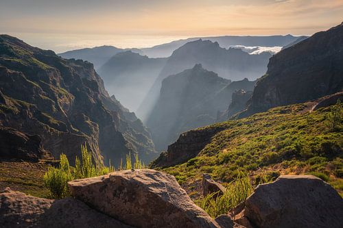 Zonnestralen in de vallei van Madeira