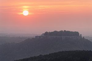 Elbe Sandstone Mountains - Sunset at the Königstein van Ralf Lehmann