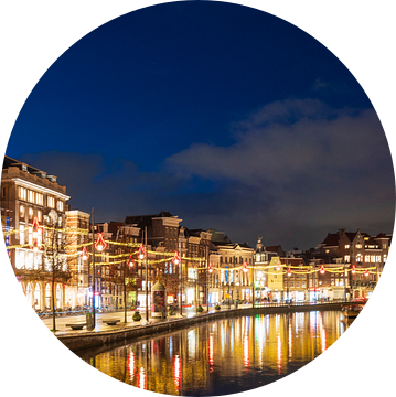 Amsterdamse verlichte kade aan het Rokin in de winter