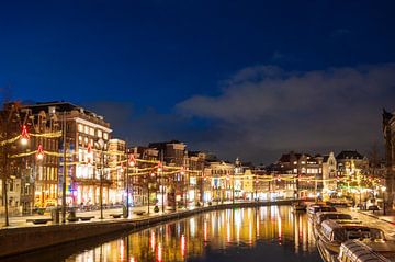 Amsterdamse verlichte kade aan het Rokin in de winter van Sjoerd van der Wal