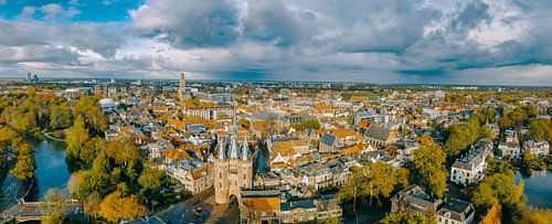 Zwolle stadsgezicht bij de Sassenpoort tijdens de herfst