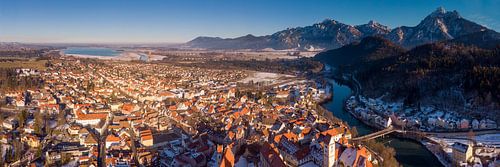 Luftbild von Füssen mit Bergen und blauem Himmel im Hintergrund