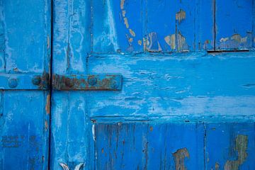 Abstrakte verwitterte blaue Eingangstür auf Malta