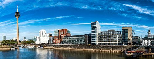 Panorama Düsseldorf Rijn Media Haven met TV-toren en Gehry-gebouwen