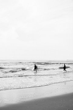 Surfer | Meer | Strand | Wellen | Schwarz-Weiß-Fotografie von Mirjam Broekhof