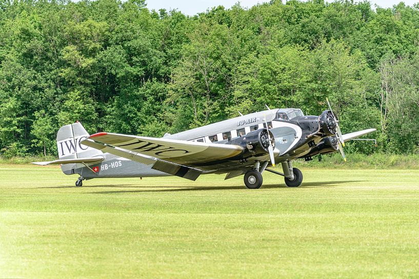 Le Junkers 52 est également connu sous le nom de Tante Ju ou Annie de fer. par Jaap van den Berg