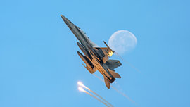 Survol à grande vitesse d'un F/A-18D Hornet malaisien. sur Jaap van den Berg