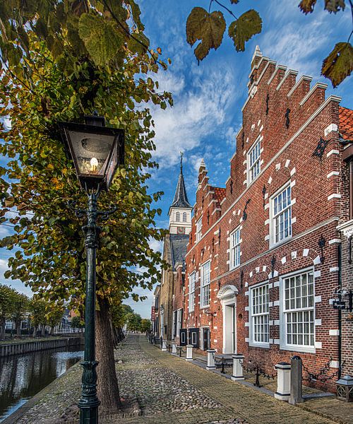Quai de la ville frisonne de Sloten avec l'église en arrière-plan par Harrie Muis
