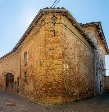 Hoekhuis in Cortanze, Piemonte, Italië