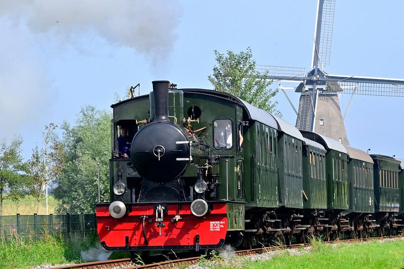 Image d'un tramway à vapeur avec un moulin à vent en arrière-plan par Arie Slotemaker
