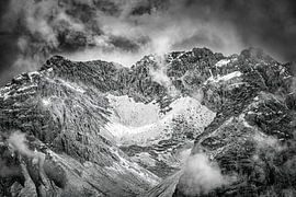 Von Wolken umgebene Berggipfel