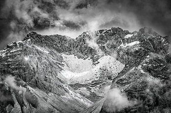 Pics montagneux entourés de nuages