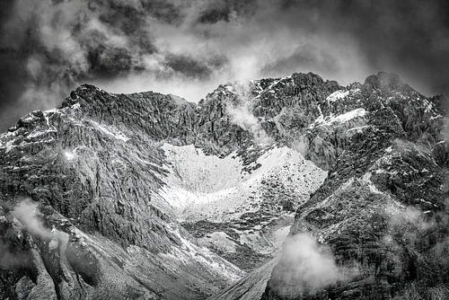 Von Wolken umgebene Berggipfel