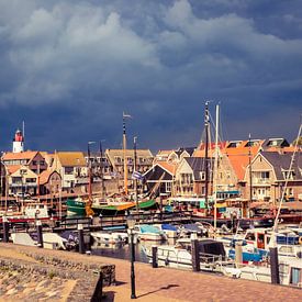 Zicht op de oude haven haven van het oude vissersdorp Urk. van Henk Van Nunen Fotografie