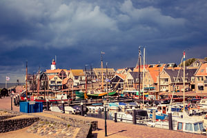 Zicht op de oude haven haven van het oude vissersdorp Urk.