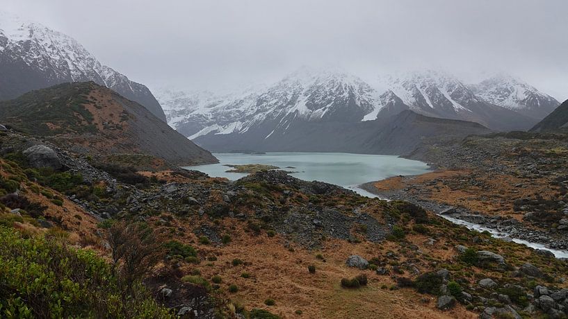 Le lac du glacier Mueller dans la vallée de Hooker en Nouvelle-Zélande. par Aagje de Jong