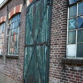 Fenster und Türen eines Lagerhauses von Jeffry Clemens