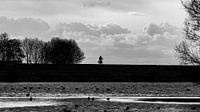 Cycliste solitaire sur la digue par Marlies Gerritsen Photography Aperçu