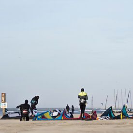 kitesurfers op het strand van Liesbeth Vogelzang