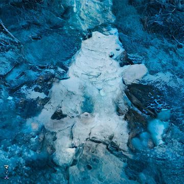 Le plat bleu dans le paysage de la vallée de l'hiver sur Mads Nielsen