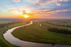 Sonnenaufgang auf der Vecht von oben gesehen im Herbst in Overijssel von Sjoerd van der Wal Fotografie