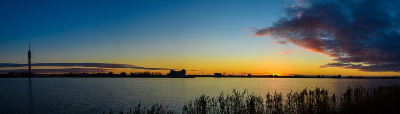 Sonnenaufgang über Lelystad von Peter de Jong