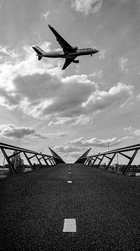 Vliegtuig boven een brug, panorama zwart-wit van Yanuschka | Noordwijk Fine Art Fotografie
