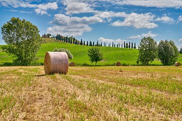Toscane hooibalen op de graslanden vanuit Italië van eric van der eijk