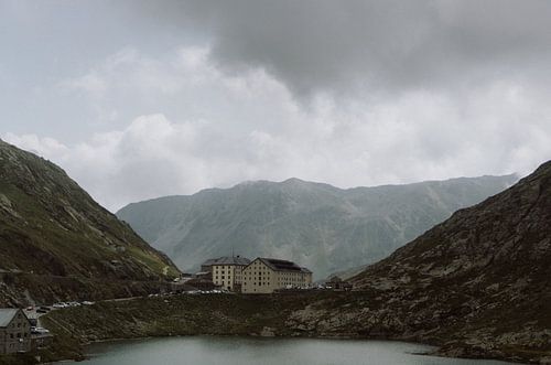 Silence on the Border: Moments of Rest between Tourism and Nature