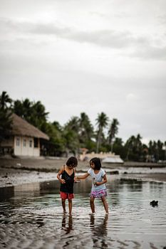 Kinder am Strand in einem Fischerdorf auf den Philippinen